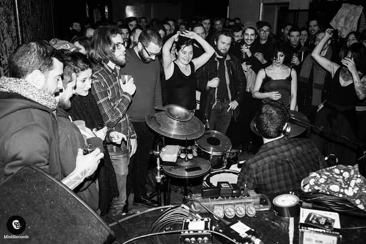 Souvenirs de fête...
Une belle brochette d'aficionados au premier rang qui se reconnaîtront : hâte de revoir vos sourires les ami-e-s 😉

Photo : @miserecords_le_vrai
Concert : Le Singe Blanc + Secte + Jeanot Lou Paysan @cirque_electrique - 26/01/2019
.
.
.
.
.
.
.
#concert #noiserock #diy #onemanband #drums #party #rock #live #show #rockshow #livemusic #appeaux #paris #music #musician #rocknroll #rockandroll