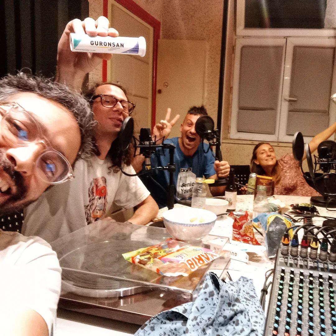 📢 Radio #122
⏰ 17h-18h
📻 radio libertaire 89.4 FM
Pour la radio d'aujourd'hui nous Radio sommes accompagnés de Coco de Panico Panico ainsi que la toute nouvelle recrue d'En veux-tu ? En v'là ! : Marianne pour sa toute première radio 😁
Elle nous présentera un artiste méconnu dont elle est très fan : Pig Milk.
On aura l'occasion de passer un morceau de Panico Panico en avant-première exclusive ainsi qu'un morceau de son autre groupe Crève Coeur 🤗
Ainsi que le retour d'un Fait Étonnant d'Ozzy pour le moins mystérieux 🕵️
On y passera également Ingrina, Smetti Subito, BLANK\\ et Van Tropee👍
@ingrinaband
@panicopanicotheband
@creve.coeur_
@blank.backslash
@pigmilkmusic
@the_van_tropez