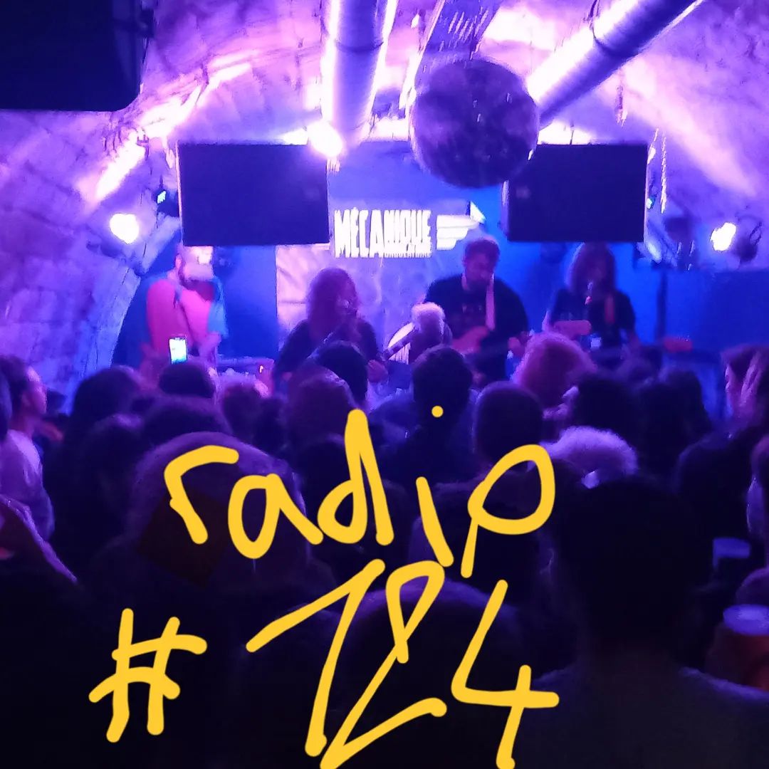Pour l'émission d'aujourd'hui on s'est aventurés dans les méandres de la Mécanique Ondulatoire pour un concert de YAR et Guadal Tejaz 🙂
17h-18h sur radio libertaire 89.4 FM ou www.radio-libertaire.org
Vous pourrez écouter entre les prochaines dates de nos concerts quelques extraits sonores de cette soirée. Notre micro a capté public, artistes ou complètement n'importe quoi il faut l'avouer.
Avec des morceaux de REK, Vsetuly Sfinx, Raechel, Pétrin et Mandibula.
Le prochain concert c'est demain au Cirque Électrique 🎪⚡